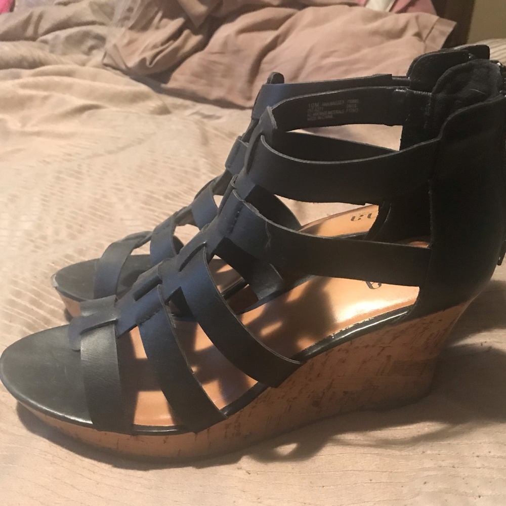 Black sandal wedge
